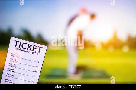 Biglietto di bookmaker sullo sfondo del televisore mostra golf, scommesse sportive, gioco golf Foto Stock