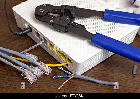 Modem, Cavo di rete e della pinza a crimpare per crimpatura chips Foto Stock