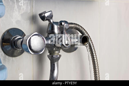 Guasto rubinetto di acqua dalla quale fluisce acqua Foto Stock