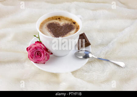 Caffè cioccolato rosa su sfondo bianco Foto Stock