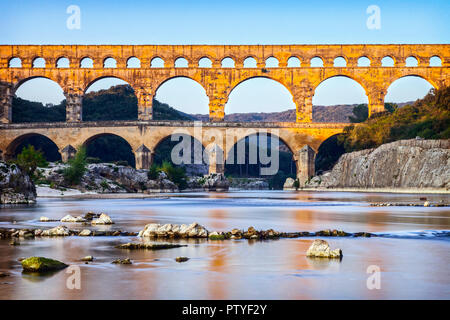 Pont du Gard Acquedotto Romano Languedoc-Roussillon Francia, all'inizio dell'autunno. Questo è stato costruito dai Romani nel primo secolo D.C. per trasportare acqua da Uze Foto Stock