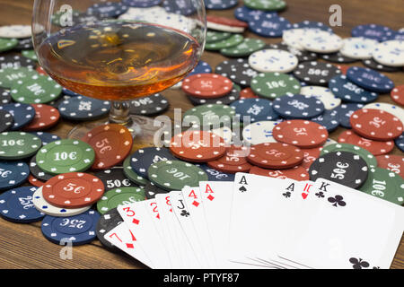 Poker chip card alcol Foto Stock
