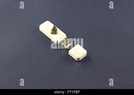 White flash drive su uno sfondo blu con un lucchetto Foto Stock