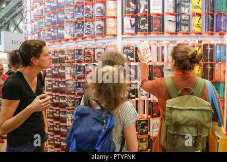 Francoforte, Germania. 10 ottobre, 2018. La gente guarda i libri del tedesco Knaur Editore. In occasione del settantesimo Frankfurt Book Fair 2018 è la più grande fiera del libro con più di 7.000 espositori e oltre 250.000 visitatori attesi. Esso è aperto a partire dal decimo al quattordicesimo mese di ottobre con gli ultimi due giorni essendo aperto al pubblico in generale. Credito: Michael Debets/Pacific Press/Alamy Live News Foto Stock