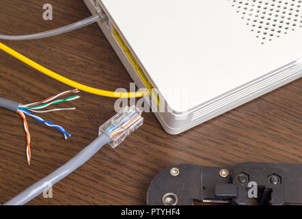 Modem, Cavo di rete e della pinza a crimpare per crimpatura chips Foto Stock