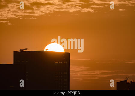 Il sorgere del sole dietro un edificio vicino a Orange Sky a Chengdu Cina Foto Stock