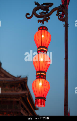 Illuminato in rosso le lanterne cinesi sul muro fortificato di notte a Xi'an, Cina Foto Stock