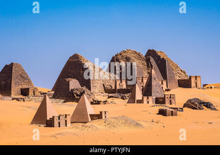 Piramidi di Meroe, Sudan. Meroë è un antico deserto città piramide, riva orientale del Nilo vicino Shendi, Sudan, circa 200 km a nord-est di Kharto Foto Stock