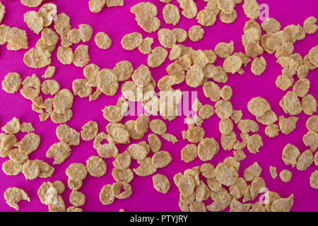 Cornflakes su uno sfondo rosa Foto Stock