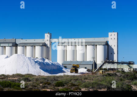 Scorte di gesso con silos dietro al deep sea port di Thevenard vicino a Ceduna Sud Australia Foto Stock