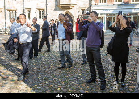 La figura mostra i gruppi di turisti a Cambridge nel centro citta'. Turismo borchie in Cambridge sono di incoraggiare i turisti cinesi a visitare in piccoli gruppi. Decine di visitatori provenienti dal paese si riuniscono regolarmente per le visite organizzate intorno alla città universitaria di strade strette, rendendo alcune "impraticabile". Emma Thornton, di visitare Cambridge e oltre, detti gruppi di 50 in piedi di fronte a luoghi di interesse come King's College erano un "problema". Foto Stock