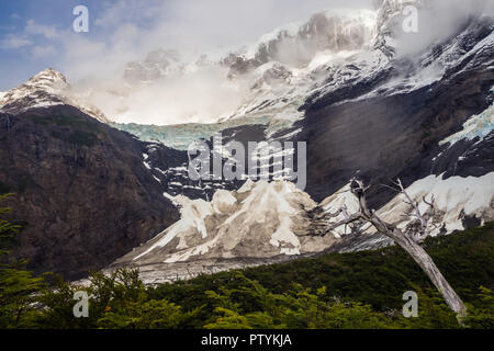 Vista del Cerro Paine Grande dalla (Valle del Frances) francese Valle nel Parco Nazionale di Torres del Paine Cile Foto Stock