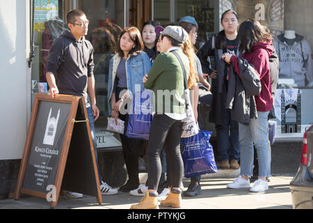 La figura mostra i gruppi di turisti a Cambridge nel centro citta'. Turismo borchie in Cambridge sono di incoraggiare i turisti cinesi a visitare in piccoli gruppi. Decine di visitatori provenienti dal paese si riuniscono regolarmente per le visite organizzate intorno alla città universitaria di strade strette, rendendo alcune "impraticabile". Emma Thornton, di visitare Cambridge e oltre, detti gruppi di 50 in piedi di fronte a luoghi di interesse come King's College erano un "problema". Foto Stock