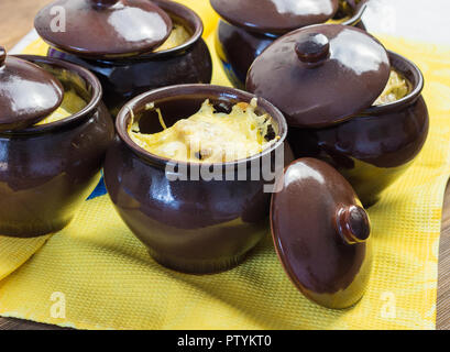 Patate in vasi con formaggio Foto Stock