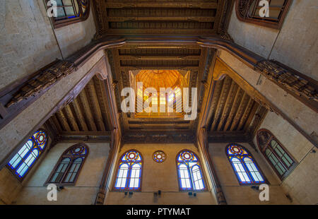 Decorate in legno cupola mediare ornato soffitto con motivo floreale decorazioni e finestre di vetro macchiate a Sultan al Ghuri Mausoleo, Il Cairo, Egitto Foto Stock