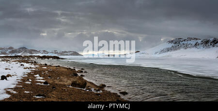 Panorama sull oceano e gli iceberg e ghiaccio d'acqua davanti a lui, la natura e il paesaggio antartico , giorno, al tramonto del sole. Foto Stock