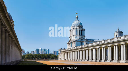 Panorama dell'Università di Greenwich, formerly Royal Naval College. Sullo sfondo l'isola di cani e di Canary Wharf. Londra, Regno Unito Foto Stock