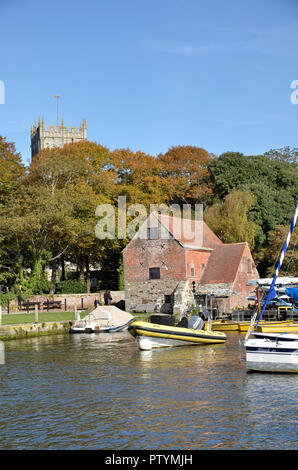 Place Mill, Town Quay e porto sul fiume Stour a Christchurch in Dorset, Inghilterra Foto Stock