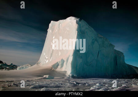 Panorama su iceberg e ghiaccio d'acqua davanti a lui, la natura e il paesaggio antartico , giorno, al tramonto del sole. Foto Stock