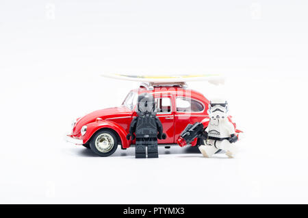 Lego morte trooper con storm troopers e Volkswagen maggiolino auto. Foto Stock