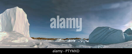 Panorama su iceberg e ghiaccio d'acqua davanti a lui, la natura e il paesaggio antartico , giorno, al tramonto del sole. Foto Stock