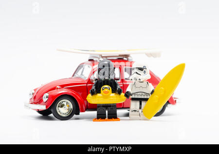 Lego morte trooper con storm troopers holding surf board con scarabeo di Volkswagen auto. Foto Stock