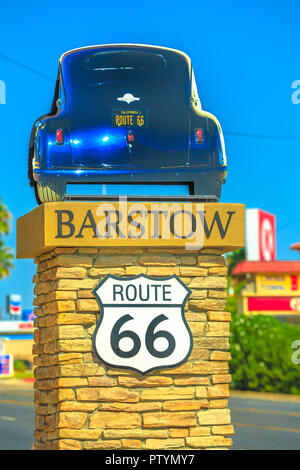 Barstow, California, Stati Uniti d'America - Agosto 15, 2018: Barstow segno sulla Route 66, la strada principale di San Bernardino County, un importante centro per il trasporto per l'Inland Empire della California del Sud. Colpo verticale. Foto Stock