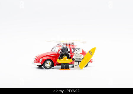 Lego morte trooper con storm troopers holding surf board con scarabeo di Volkswagen auto. Foto Stock