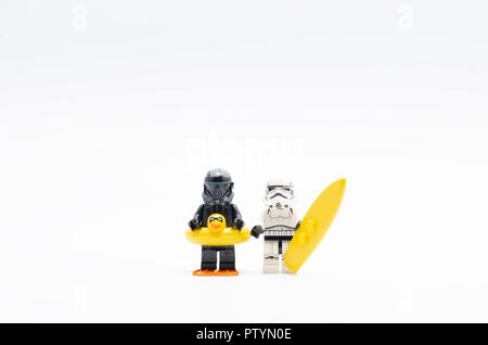 Ego morte trooper con storm troopers holding surf board. Foto Stock