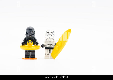 Ego morte trooper con storm troopers holding surf board. Foto Stock