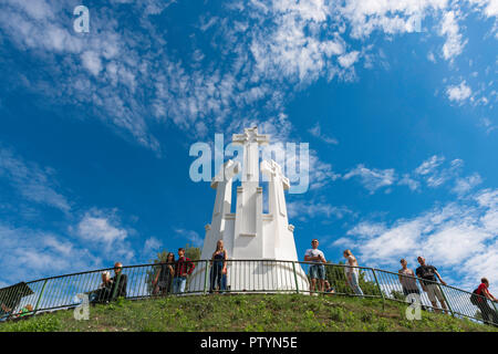 Vilnius tre croci collina, vista dei turisti in piedi sulla terrazza su tre croci collina e guardando verso il basso sulla città di Vilnius sotto, Lituania. Foto Stock