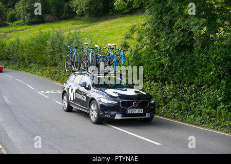 Velocizzando il veicolo di supporto per il ciclo tour della Gran Bretagna 2018 direzione Coniston village,Cumbria,l'Inghilterra, Regno Unito. Foto Stock