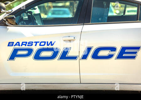 Barstow, California, Stati Uniti d'America - Agosto 15, 2018: primo piano della polizia Barstow sul lato di una macchina della polizia in Barstow city sul percorso 66, San Bernardino County, California. Foto Stock