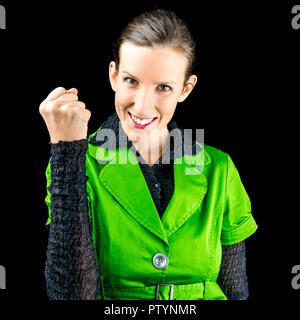 Happy business di successo di donna holding pugno di successo. Su sfondo nero. Foto Stock