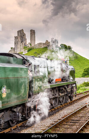 Locomotiva a vapore Eddystone tirando fuori di Corfe Castle station presi in Corfe Castle, Dorset, Regno Unito il 28 maggio 2014 Foto Stock