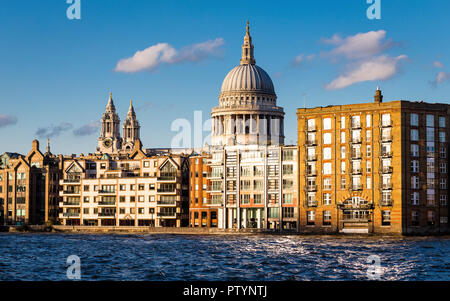 San Paolo Cathdral sul bellissimo pomeriggio estivo con il fiume Tamigi in primo piano, Londra Foto Stock