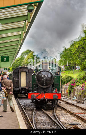 Locomotiva a vapore 6695 tirando nella stazione di Swanage prese a Swanage, Dorset, Regno Unito il 28 maggio 2014 Foto Stock