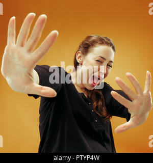 Ho paura. Spavento. Ritratto di donna spaventata. Business Woman Standing isolato sul trendy di sfondo per studio. Metà femmina-lunghezza verticale. Le emozioni umane, espressione facciale concetto. Foto Stock