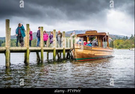 Turisti sul "Principessa del Lago" a Bowness-on-Windermere, RU. Foto Stock