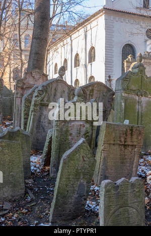 Antico Cimitero Ebraico di Praga Repubblica Ceca. Un importante monumento ebraico e uno dei più grandi cimiteri di questo tipo. Foto Stock