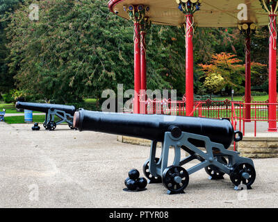 Ripristinato cannoni al palco per spettacoli in Roberts Park Saltaire West Yorkshire Inghilterra Foto Stock