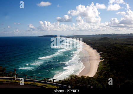 La spiaggia nella baia di Byron fotografato dal faro di Cape Byron Foto Stock