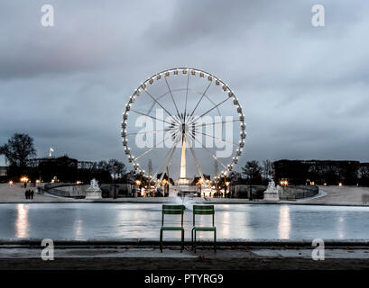 I Giardini delle Tuileries, Parigi, Francia. 18 Novembre, 2018. Una vista del Grand Bassin ottagonale con la ruota panoramica Ferris in Giardini Tuileries, Parigi, fra Foto Stock