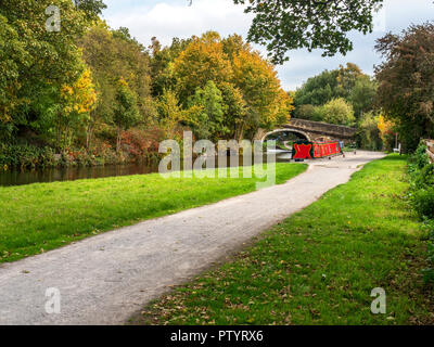 Alzaia e ormeggiato narrowboat sul Leeds e Liverpool Canal a Gap Dowley vicino a Bingley West Yorkshire Inghilterra Foto Stock