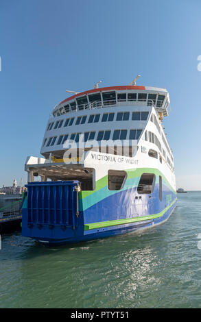 Victoria di Wight un nuovo traghetto per l'Isola di Wight accanto a Portsmouth Regno Unito Foto Stock