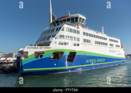 Victoria di Wight un nuovo traghetto per l'Isola di Wight accanto a Portsmouth Regno Unito Foto Stock