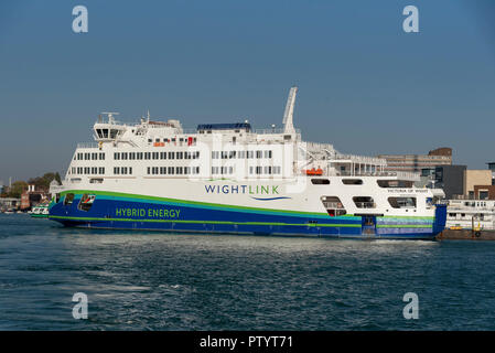 Victoria di Wight un nuovo traghetto per l'Isola di Wight accanto a Portsmouth Regno Unito Foto Stock
