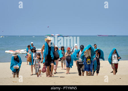 I turisti cinesi di ritorno da un viaggio in barca alla spiaggia di Pattaya, Thailandia, Sud-est asiatico Foto Stock