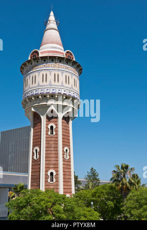 Un vecchio in disuso colorati Water Tower, Barcellona, Spagna Foto Stock