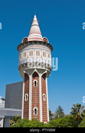 Un vecchio in disuso colorati Water Tower, Barcellona, Spagna Foto Stock